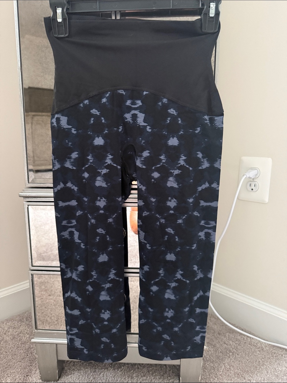 SPANX Cropped Blue, Black, Gray High-Waist Leggings with Abstract Pattern
